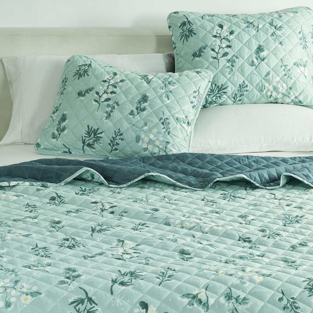 Snowy Botanical Quilt Set - Mariela Collection - Image 6