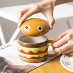 Large ceramic mug with lid in hamburger shape, 300ml capacity, colorful design
