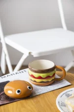 Large ceramic mug with lid in hamburger shape, 300ml capacity, colorful design