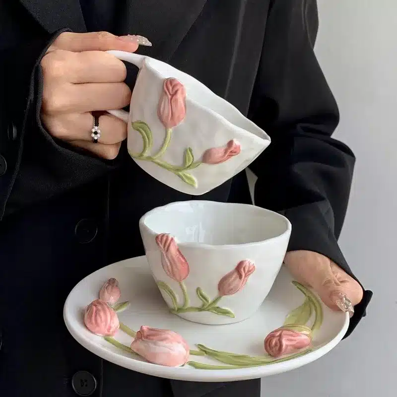European Relief Ceramic Tulip Cup Afternoon Tea Dessert Pastry Tea Cup Painted Flowers Coffee Mug European Relief Ceramic Tulip Cup Afternoon Tea Dessert Pastry Tea Cup Painted Flowers Coffee Mug Couple's Water Cup Café