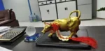 Feng Shui Mascot Copper Bull Wall Street Cattle Sculpture Cow Statue Office Decor Crafts Gift – side view