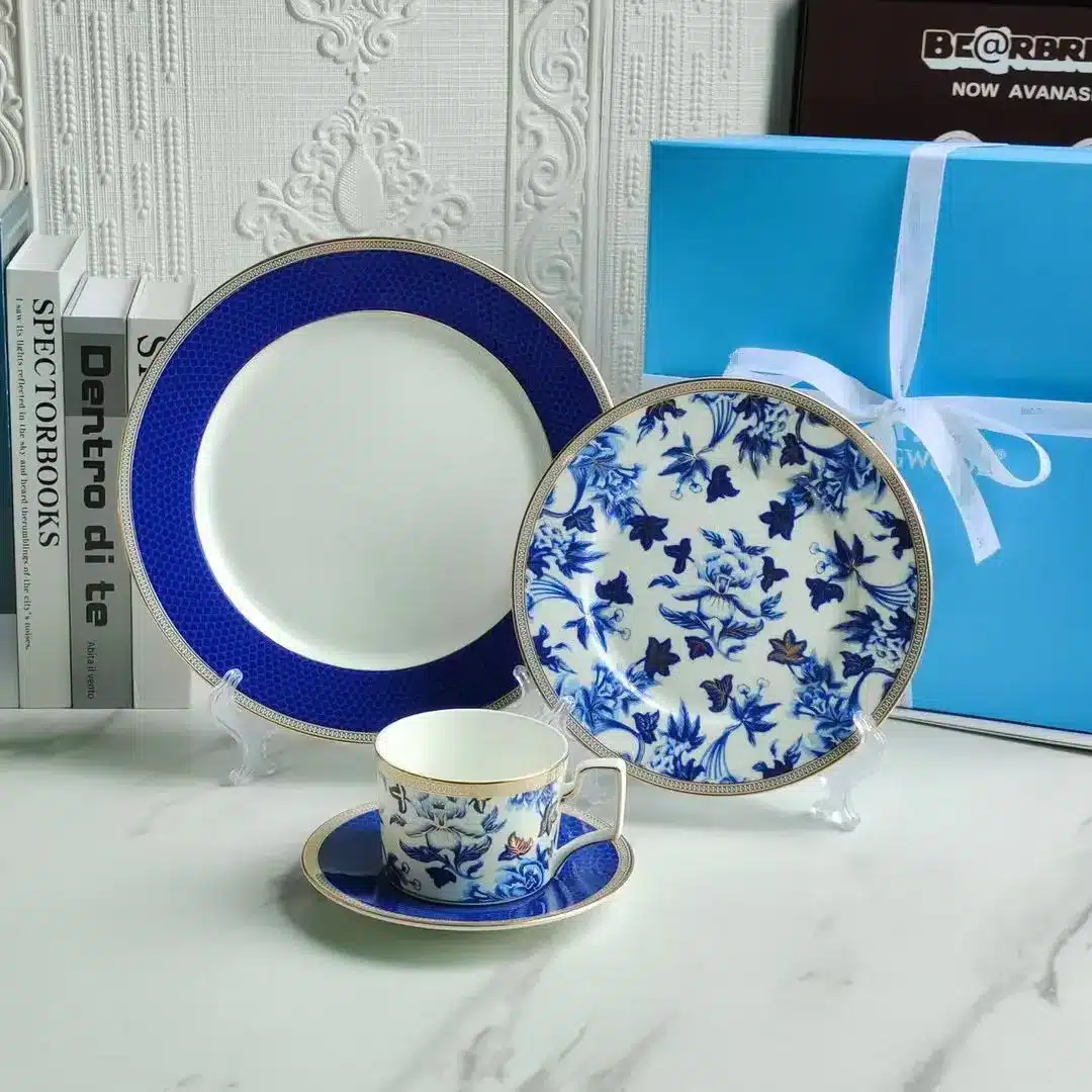 European Klein blue hibiscus bone porcelain plate ins wind European household high-end tableware European Klein blue hibiscus bone porcelain plate ins wind European household high-end tableware housewarming gift box