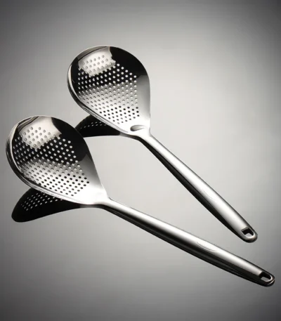Goldoma fine mesh strainer with large head and fine holes for draining pasta