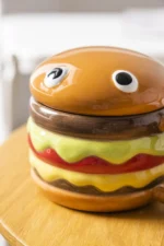 Large ceramic mug with lid in hamburger shape, 300ml capacity, colorful design
