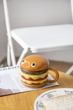 Large ceramic mug with lid in hamburger shape, 300ml capacity, colorful design