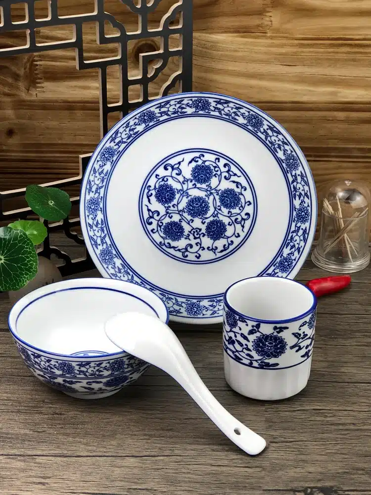 Chinese Sle Cerc Blue And White Dinnerware Set Thiened Bone Bowl Plate Tea Cup Spoon Four-Piece Chinese Sle Cerc Blue And White Dinnerware Set Thiened Bone Bowl Plate Tea Cup Spoon Four-Piece Table Setting