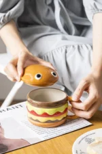 Large ceramic mug with lid in hamburger shape, 300ml capacity, colorful design