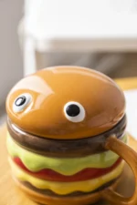 Large ceramic mug with lid in hamburger shape, 300ml capacity, colorful design