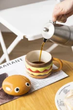 Large ceramic mug with lid in hamburger shape, 300ml capacity, colorful design